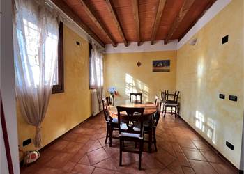 Villa con area cortiliva esclusiva